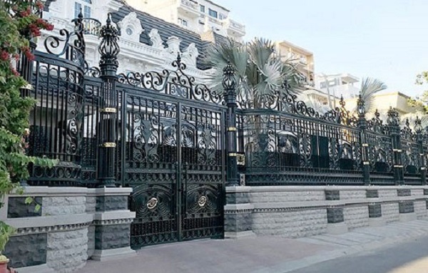 Mẫu cổng đẹp cho nhà biệt thự theo phong cách cổ điển